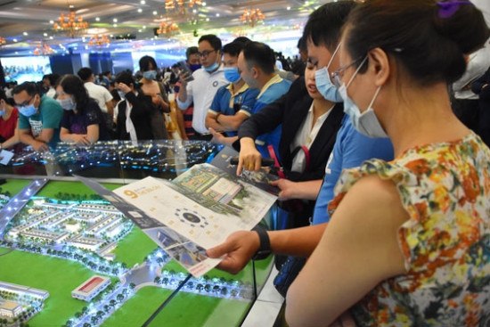 Nhiều môi giới nhà đất phải hành nghề 'chui'